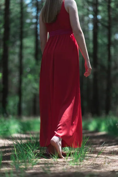 Mulher Vestido Vermelho Pés Nus Caminho Floresta — Fotografia de Stock