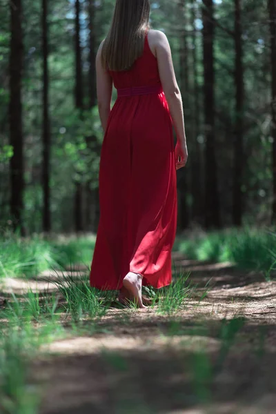 Žena Červených Šatech Bosé Nohy Lesní Cestě — Stock fotografie