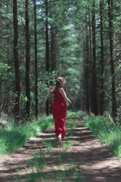 Femme Blonde Robe Rouge Fuyant Caméra Sur Chemin Forêt — Photo