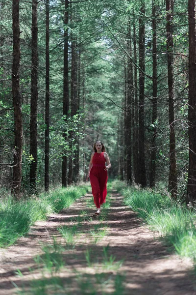 Femme Blonde Robe Rouge Courant Vers Caméra Sur Chemin Forêt — Photo