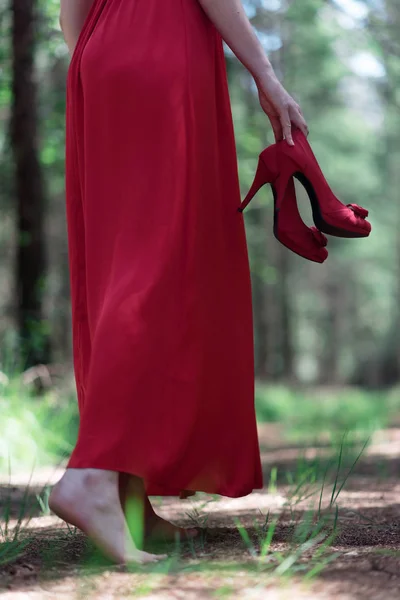 Femme Robe Rouge Tenant Des Chaussures Main Debout Sur Sentier — Photo