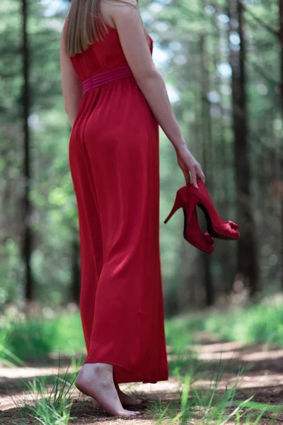 Mulher Vestido Vermelho Segurando Sapatos Mão Caminho Floresta — Fotografia de Stock