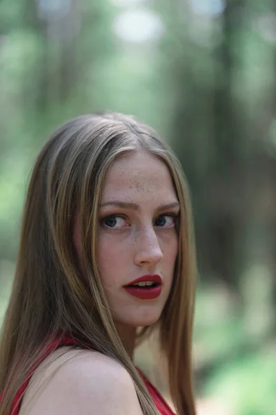 Mulher Loira Vestido Vermelho Floresta Olhando Sobre Ombro — Fotografia de Stock