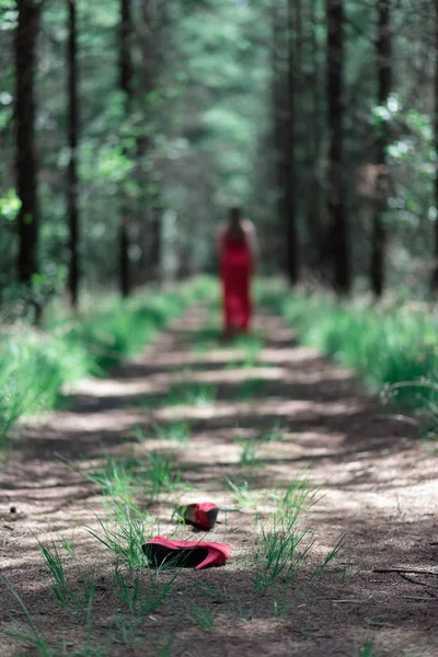 Chaussures Rouges Tombées Sur Chemin Forêt Avec Femme Floue Arrière — Photo