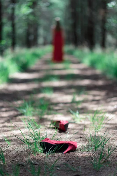 Červené Boty Fallen Lesní Cestu Rozmazané Žena Pozadí — Stock fotografie
