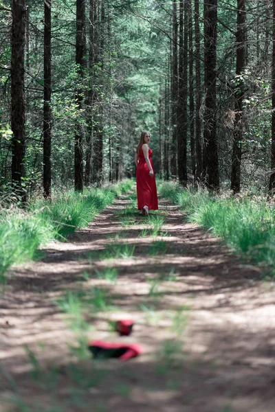 Mulher Loira Vestido Vermelho Andando Caminho Floresta Com Sapatos Perdidos — Fotografia de Stock