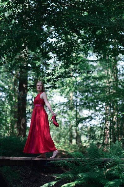 Femme Robe Rouge Traversant Pont Bois Dans Forêt Été — Photo