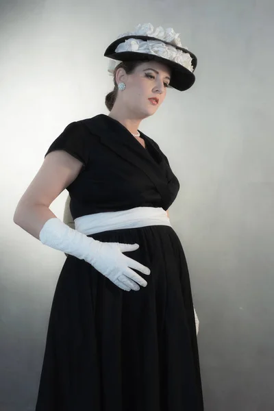 Mujer Embarazada Retro 1950 Vestido Negro Sombrero — Foto de Stock
