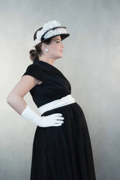 Sonriente Mujer Embarazada Retro 1950 Vestido Negro Sombrero —  Fotos de Stock