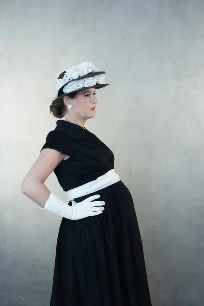 Mujer Embarazada Década 1950 Vintage Vestido Negro Sombrero —  Fotos de Stock