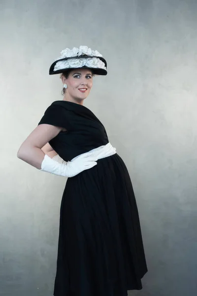Lächelnde Schwangere Frau Schwarzem Kleid Und Hut — Stockfoto