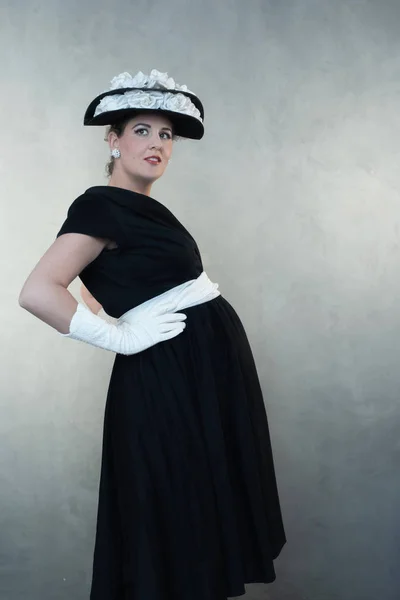 Sonriente Mujer Embarazada Retro 1950 Vestido Negro Sombrero —  Fotos de Stock