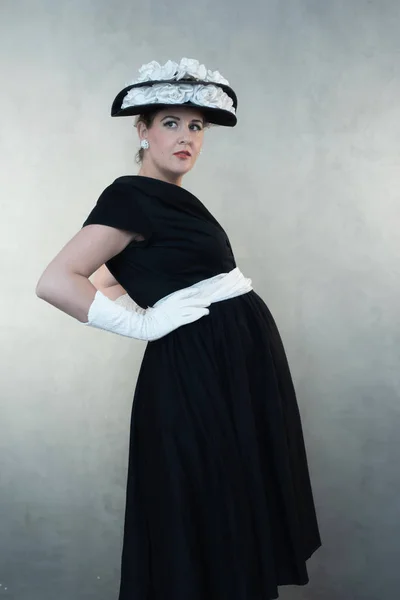드레스와 모자에 1950 임신한 — 스톡 사진