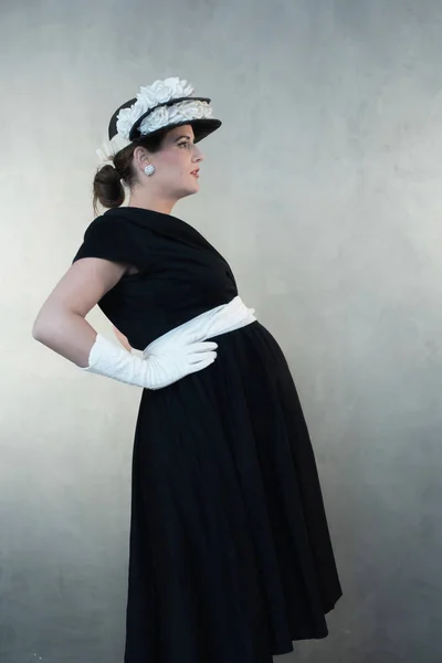 Rétro Années 1950 Femme Enceinte Robe Noire Chapeau — Photo