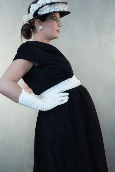 Ретро 1950 Вагітна Жінка Чорній Сукні Капелюсі — стокове фото