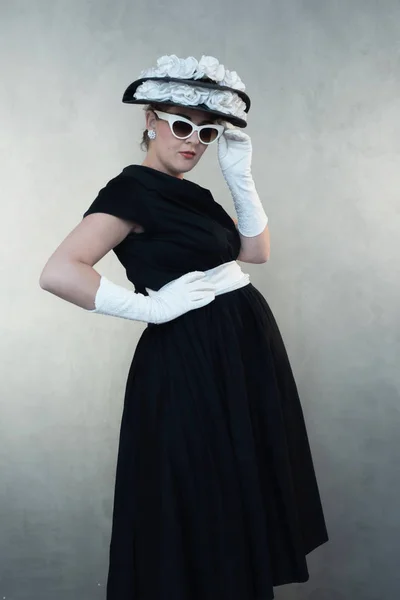 严重复古二十世纪五十年代孕妇白色太阳镜和黑色礼服 — 图库照片