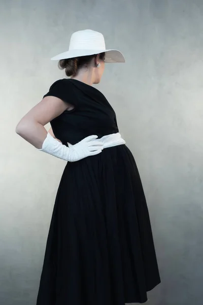 Donna Incinta Anni Retrò Con Cappello Bianco Vestito Nero Guardando — Foto Stock