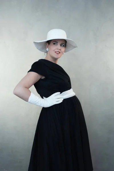 Femme Enceinte Rétro Souriante Des Années 1950 Chapeau Blanc Robe — Photo