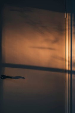 İç kapı tarafından akşam güneş ışığı yaktı.