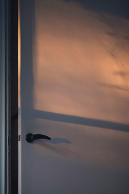 Akşam güneş ışığında iç kapı açıldı.