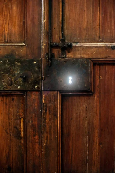 Свет Сквозь Замочную Скважину Старой Деревянной Двери — стоковое фото