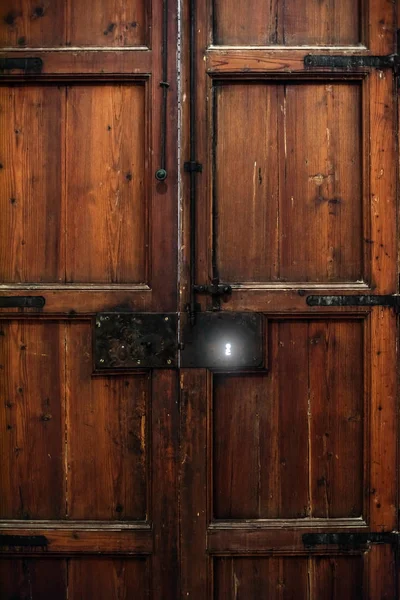 旧木门钥匙孔灯 — 图库照片