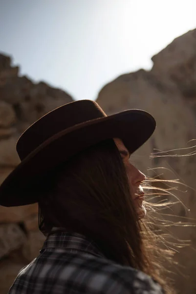 Brunette Femme Chapeau Marron Chemise Carreaux Bleu Plein Air Soleil — Photo