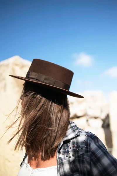 Brunette Femme Chapeau Marron Chemise Carreaux Bleu Plein Air Soleil — Photo