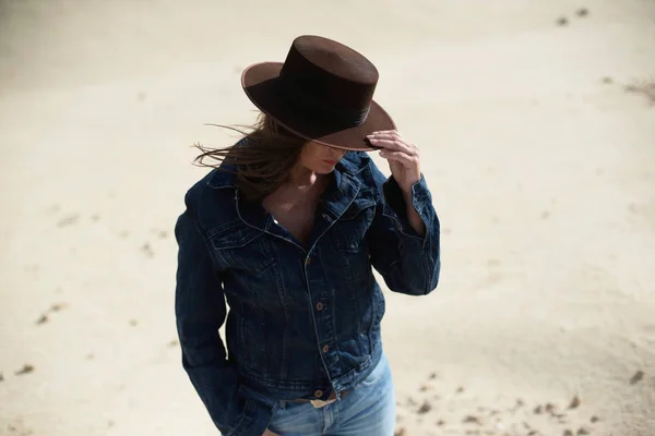 Brunette Woman Brown Hat Jeans Jacket Standing Desert — Stock Photo, Image