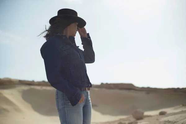 Brunette Vrouw Bruin Hoed Jeans Jasje Draagkracht Winderige Woestijn — Stockfoto