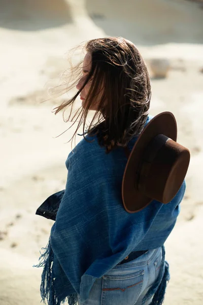 Mujer Morena Con Sombrero Marrón Chaqueta Vaquera Pie Desierto Ventoso — Foto de Stock