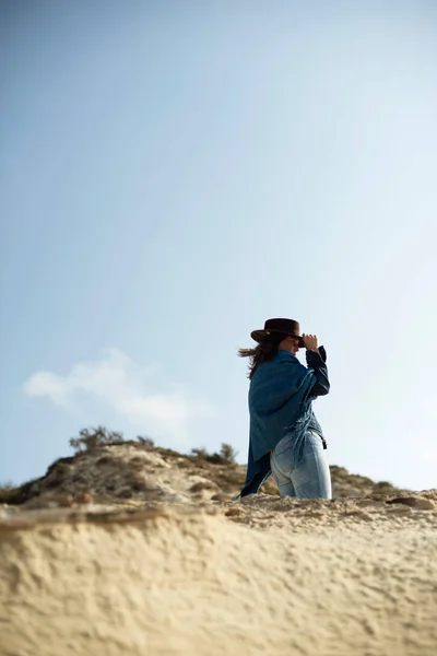 Brunette Vrouw Blauwe Doek Bruin Hoed Staande Verlaten Winderige Landschap — Stockfoto