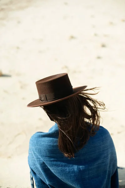 Brünette Frau Mit Braunem Hut Und Blauem Tuch Die Der — Stockfoto