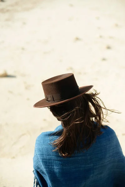 Brunette Femme Chapeau Marron Tissu Bleu Debout Dans Désert Venteux — Photo
