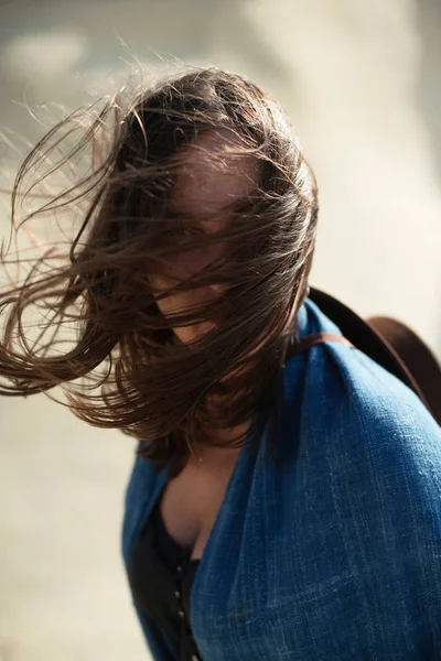 Bruneta Žena Modrém Šátku Hnědý Klobouk Stojící Větrné Poušti — Stock fotografie