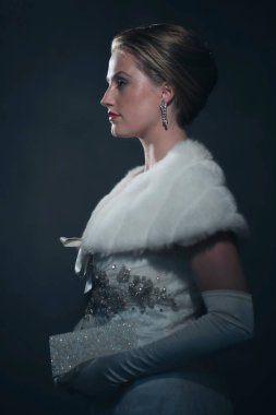 Posh retro 1950'lerde genç kadın beyaz kürk atkı. Yan görünüm.