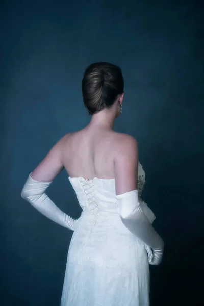 白いドレスでレトロな 1950 年代のグラマー女性 背面図 — ストック写真