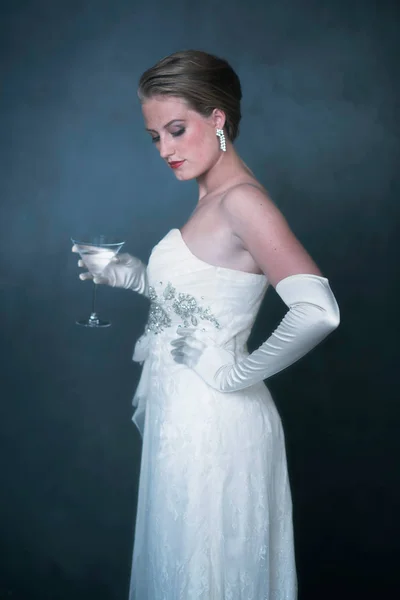 Retro 1950 Donna Elegante Abito Bianco Possesso Bicchiere Champagne Vista — Foto Stock