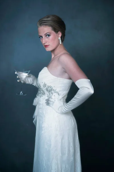 Retro 1950 Donna Elegante Abito Bianco Possesso Bicchiere Champagne Vista — Foto Stock