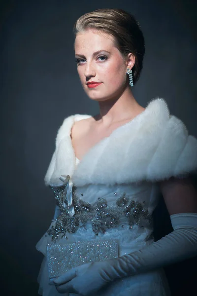 Posh Kobieta Retro 1950 Roku Białe Futro Szal Suknia Wieczorowa — Zdjęcie stockowe