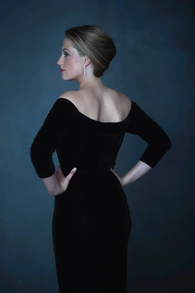 Frau Schwarzen Abendkleid Retro Stil Der 1950Er Jahre Rückansicht — Stockfoto