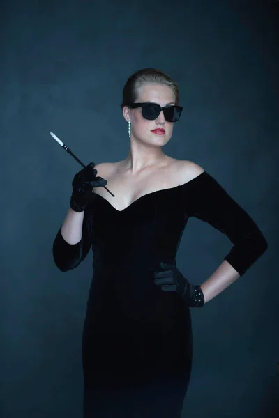 Frau Schwarzem Kleid Und Sonnenbrille Mit Zigarette — Stockfoto