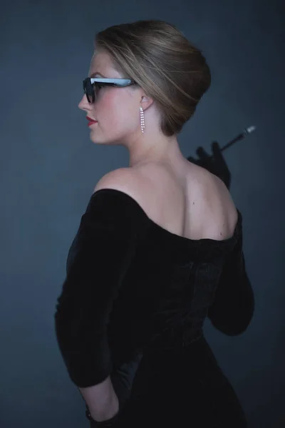 Mujer Retro Elegante Década 1950 Vestido Negro Gafas Sol Que —  Fotos de Stock