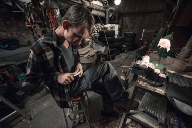 Dağınık ahırda Ağaç oymacılığı genç adam.