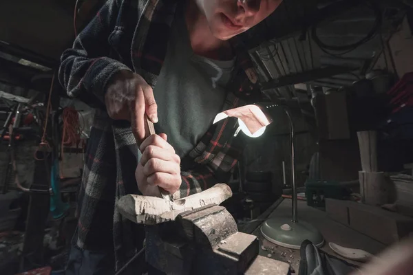 Młody Człowiek Carving Drewno Stodole Ciemny — Zdjęcie stockowe