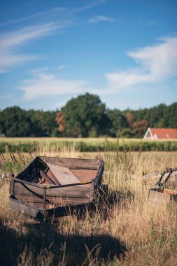 Eski tarım arazileri karavanda güneşli yaz gününde ihmal..