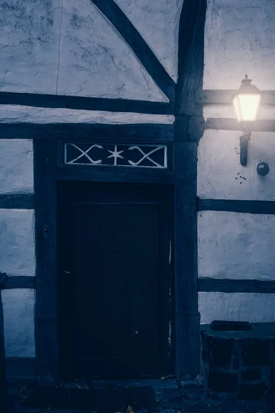 Oświetlony Latarnia Drzwi Starym Wiejskim Domu — Zdjęcie stockowe