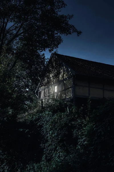 Historisch Huis Met Verlichte Venster Bos — Stockfoto