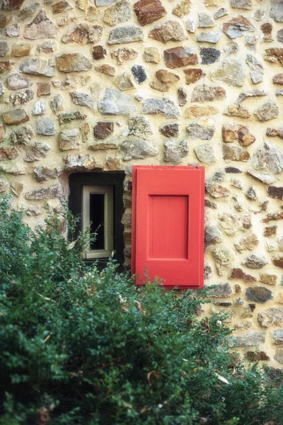 Маленькое Окно Деревянными Ставнями Сельской Местности — стоковое фото