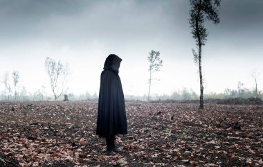 Kadın huysuz peyzaj Siyah pelerinli.